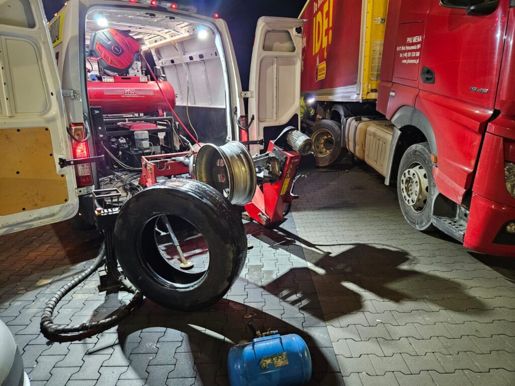Pomoc drogowa 24h MOP Wierzbnik A4: holownik TIR, ciężarowe, autokary, busa | Mobilny mechanik, wulkanizacja | Laweta osobowe, kampery | MS-CAR24 Opole
